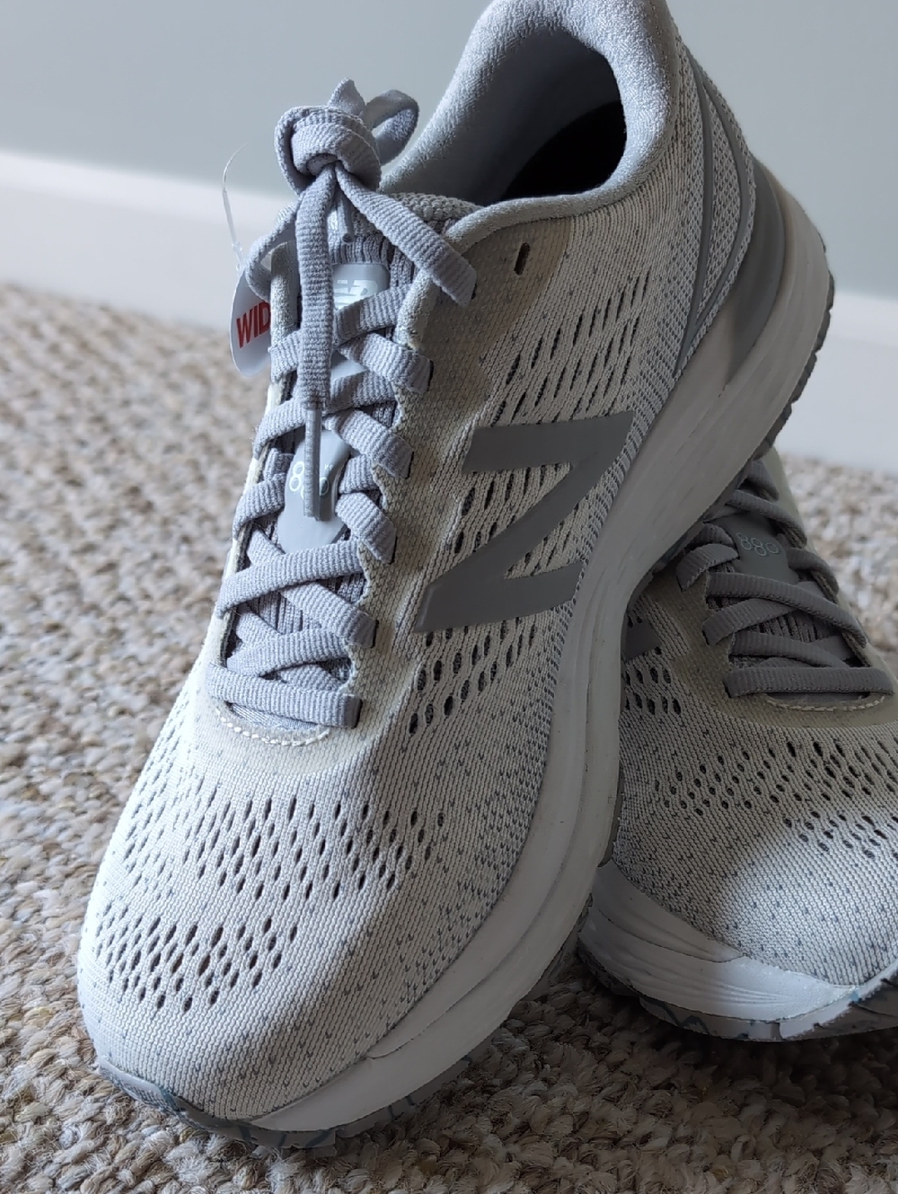 NWT  New Balance 880 V.9 Women's Running Shoes 7 W Gray White